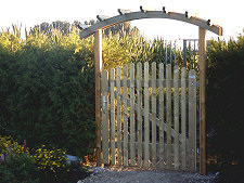 Gartentür mit geschraubtem Rahmen und einreihig gebogene Pergola